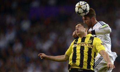 Lewandowski pelea el balón con Sergio Ramos.