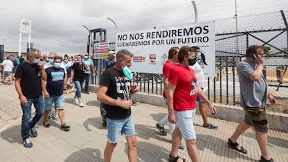 Trabajadores de Nissan se concentran en las inmediaciones de la planta de Zona Franca, este martes.