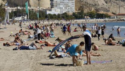 Vista de la playa del Postiguet en Alicante al inicio de las vacaciones de Semana Santa. 