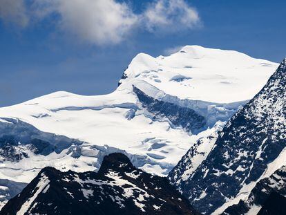 El macizo Grand Combin, donde ha tenido lugar el desprendimiento que ha acabado con la vida de dos alpinistas este viernes en Suiza.