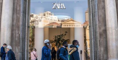 Entrada de una tienda de Zara en Barcelona.