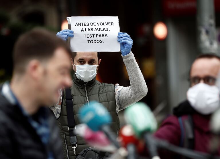 Concentración de varios sindicatos frente al Parlamento de Navarra para rechazar el regreso a la aulas en la fase 2, el 15 de mayo.