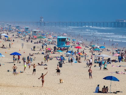 April 25, 2020 - Huntington Beach, California, United States: Thousands of beach-goers enjoy a warm, sunny day at the beach amid state-mandated stay-at-home and social distancing mandate to stave off the coronavirus pandemic in Huntington Beach, CA, on April 25, 2020. (Allen J. Schaben / Los Angeles Times/Contacto)


25/04/2020 ONLY FOR USE IN SPAIN