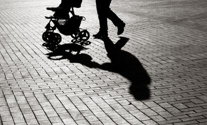 La sombra de un carrito de paseo.