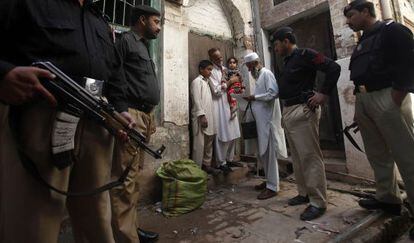 En algunas zonas de Pakistán los sanitarios tienen que ir escoltados para vacunar a los niños contra la polio.
