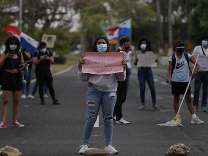 Panameños protestan frente a la Secretaría Nacional de Niñez, Adolescencia y Familia bloqueando la Avenida Balboa, una de las principales vías de Ciudad de Panamá, durante una manifestación contra la violencia y los abusos en los centros de acogida de menores, hoy en Ciudad de Panamá.