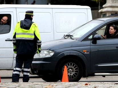 Una conductora pide hoy a un policía municipal que le deje pasar por Gran Vía