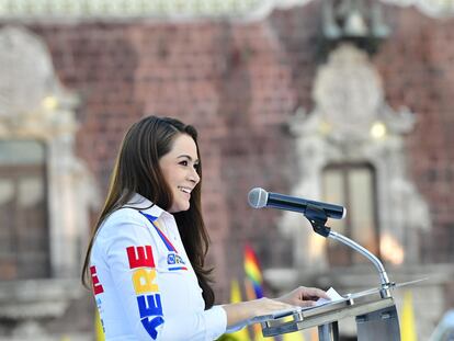 La candidata del PAN a la gubernatura de Aguascalientes, Maria Teresa Jiménez, habla desde el estrado en un evento de campaña.