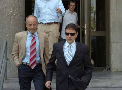 Fuentes, a la derecha, a la salida de los juzgados tras declarar como imputado en la Operación Puerto.
