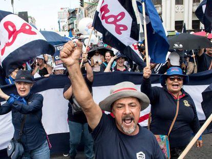 Funcionarios costarricenses marchan en San José contra reformas planteadas por el Ejecutivo del presidente Carlos Alvarado.