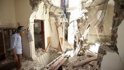 Un hombre en su casa destruida por un bombardeo, este lunes en San&aacute; (Yemen).