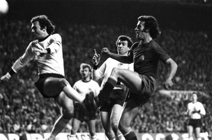 Del Bosque, ante Beckenbauer en un España-Alemania de 1976.