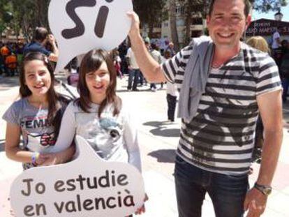 Participants en una campanya en favor del valencià.