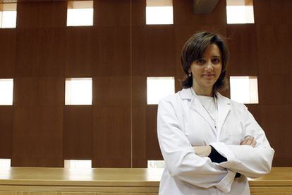 La nefróloga Gema Fernández Juárez, en el interior de la biblioteca del Hospital Universitario Fundación Alcorcón.