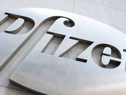 El logotipo de Pfizer en su sede mundial en Nueva York.