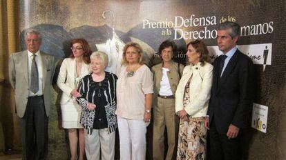 En el extremo izquierdo, Mario Vargas Llosa, Maite Pagaza y Margaret McKinney en la entrega del premio.