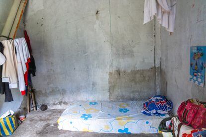 Una de las habitaciones dentro del campamento ubicado en la vía Santo Domingo-Quevedo, cerca de la costa ecuatoriana. Varias familias del movimiento de resistencia contra la empresa continúan viviendo ahí. 
