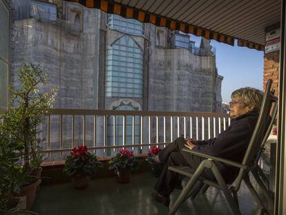 Paquita contempla la Sagrada Familia desde su piso, en la calle de Mallorca, a la altura donde el templo quiere construir un voladizo.