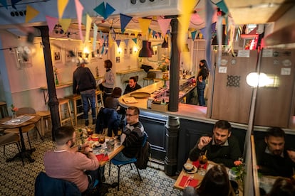 Varios grupos de personas, este viernes en el restaurante Verbena Bar, en Madrid.