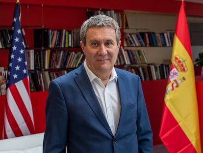 Luisgé Martin, director del Instituto Cervantes de Los Ángeles, en la biblioteca del centro.