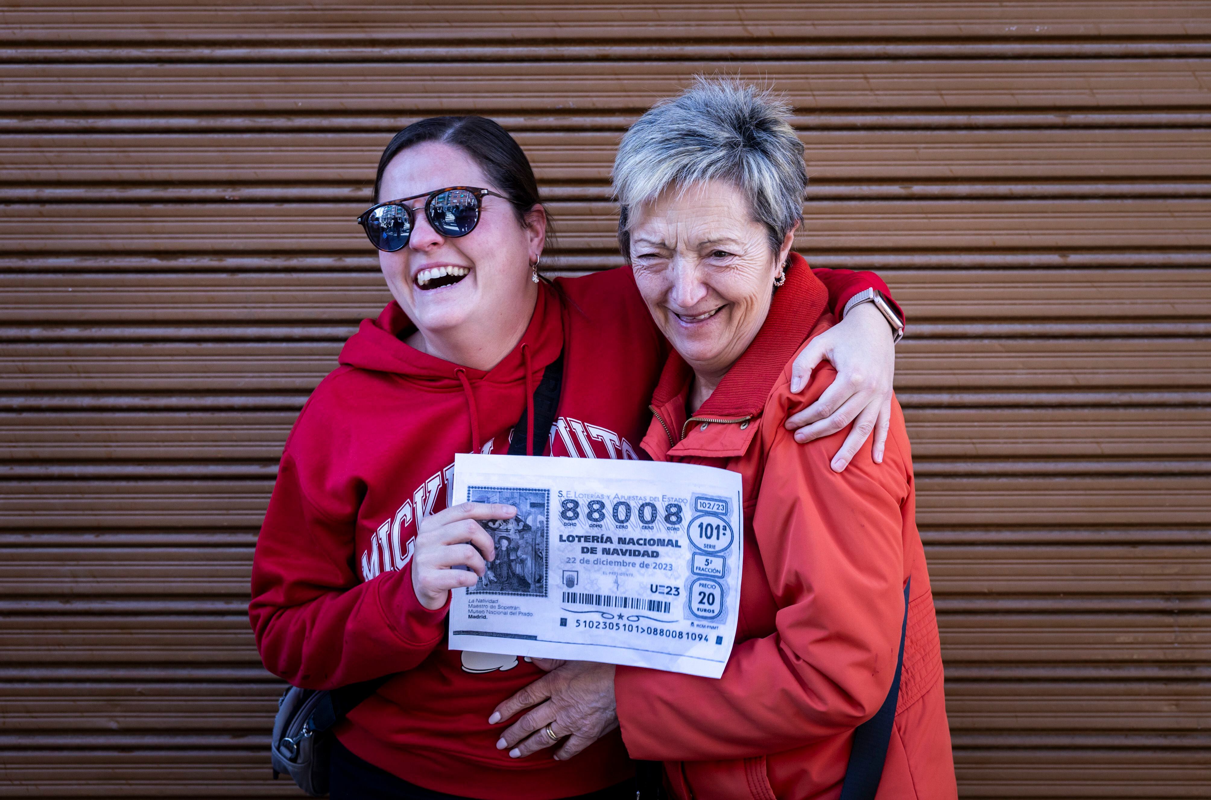 Dos mujeres celebran el primer premio de la lotería de Navidad en Villamarxant (Valencia).