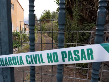 Precinto policial en la finca en Candelaria (Tenerife)  de Tomás Gimeno, desparecido este viernes junto a sus dos hijas.