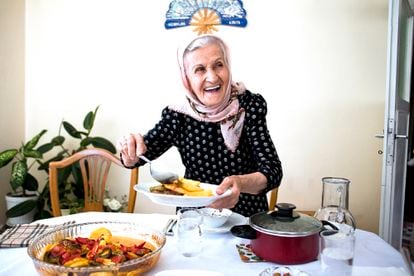 Una abuela sirve comida casera a sus invitados.