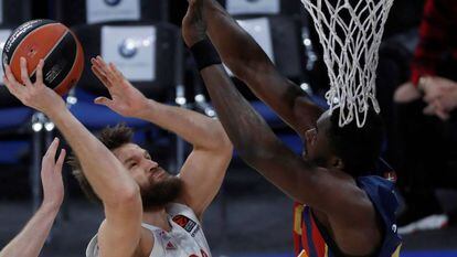 Danilo Barthel lanza ante Eric.