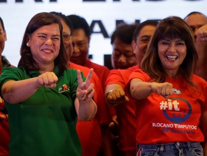 La alcaldesa de Davao, Sara Duterte-Carpio (izquierda) en un acto en Paranaque, el 13 de agosto de 2018.