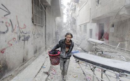 Un niño camina entre unos edificios tras el bombardeo del Ejército sirio en la ciudad de Alepo.