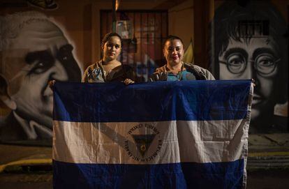 Xavi (i) y María huyeron a Costa Rica tras el ataque contra una barricada.