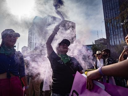 Mujeres gritan consignas durante la manifestación del 8 de marzo en Ciudad de México.
