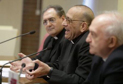 El portavoz de la Conferencia Episcopal, José María Gil Tamayo; el presidente de la Comisión Episcopal de Pastoral Social, el obispo de Calahorra y La Calzada-Logroño, Juan José Omella, y el director del secretariado de la Comisión Episcopal, Fernando Fuentes Alcántara, hoy en Madrid.