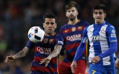 Alves controla el balón ante la mirada de Moreno y Piqué