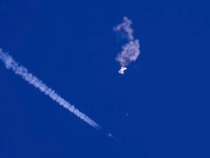 Los restos del globo chino caen sobre el Atlántico momentos después de que un caza estadounidense lo derribara con un misil.