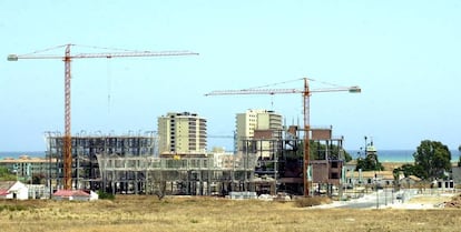 Un edificio de apartamentos en construcción, en la costa de Málaga