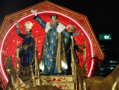 MADRID, 05/01/2024.- El rey Melchor saluda a los niños desde su carroza durante Cabalgata de los Reyes Magos, este viernes en el centro de Madrid. EFE/ Zipi Aragón
