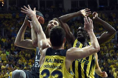 Sergio Rodríguez, ante Kalinic y Udoh