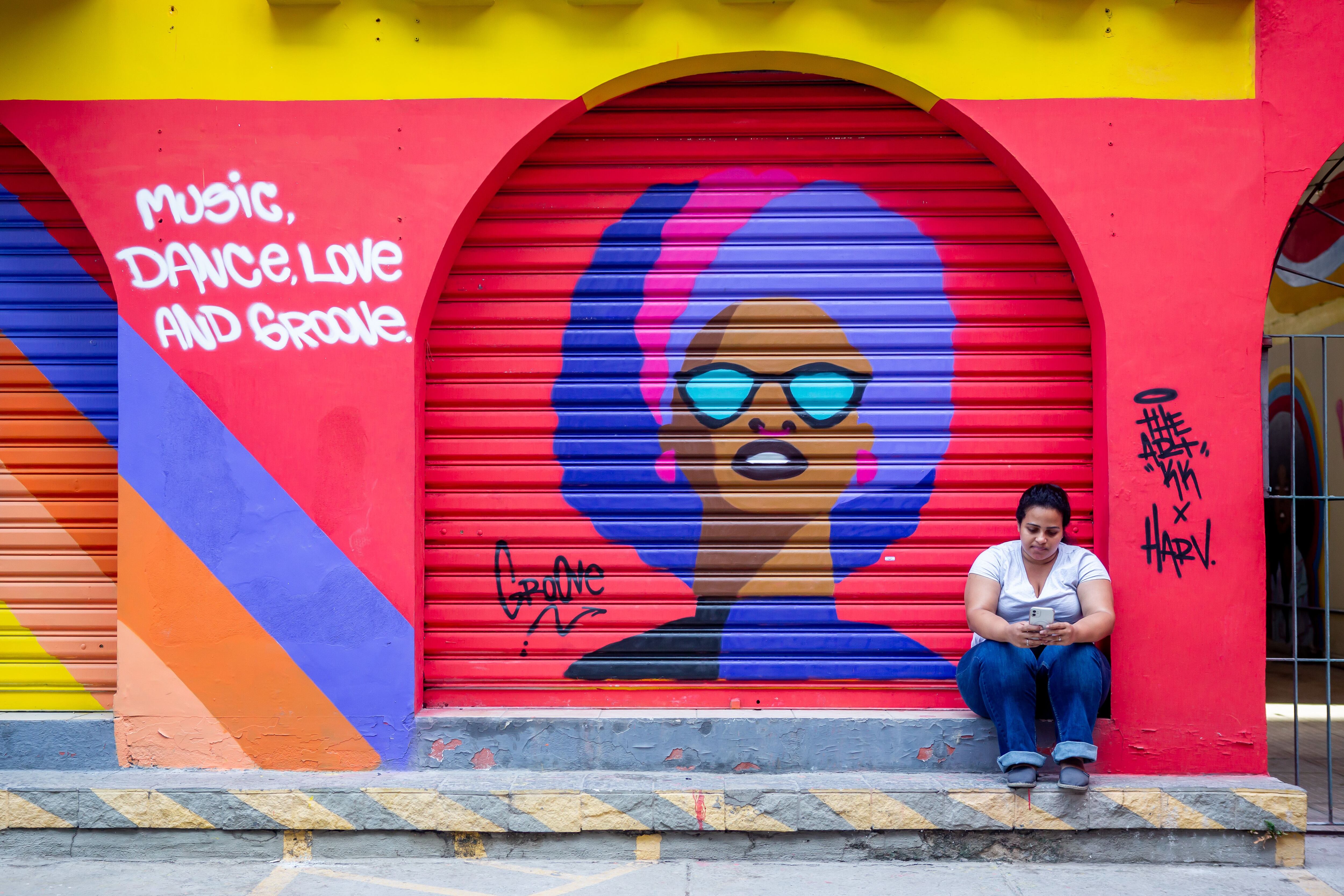 Un mural sobre música en una calle de São Paulo.