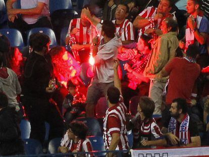 Una bengala cae cerca de un niño en las gradas del Calderón.
