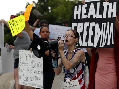 Activistas antivacunas frente al Centro de Control de Enfermedades de EE UU, en una imagen de julio de 2020.