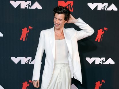 Shawn Mendes posa en la alfombra roja de los MTV Video Music Awards el pasado domingo en Nueva York vestido de la firma española Mans.