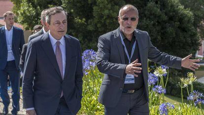 El presidente del BCE, Mario Draghi (a la izquierda) camina junto al gobernador del Banco Nacional de Bulgaria, Dimitar Radev. 