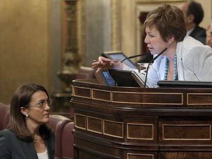 Villalobos habla con Soraya Rodr&iacute;guez en el Congreso del d&iacute;a 18.