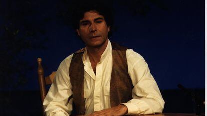 Jesús Quintero, en los años noventa, presentando en Antena 3, el programa 'Cuerda de presos'.