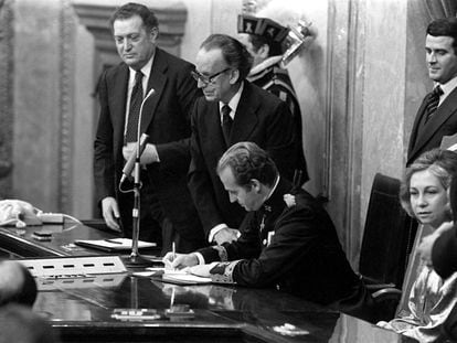 El rey Juan Carlos firma la Constituci&oacute;n en el Congreso, en diciembre de 1978.