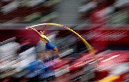 Armand Duplantis, de Suecia, en la prueba clasificatoria de salto con pértiga masculina.