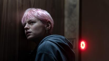 Emma Corrin, en el primer episodio de 'Asesinato en el fin del mundo'.