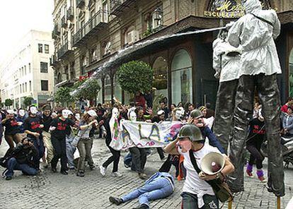 Un grupo de actores noveles representa en el centro de Sevilla un bombardeo simbólico.