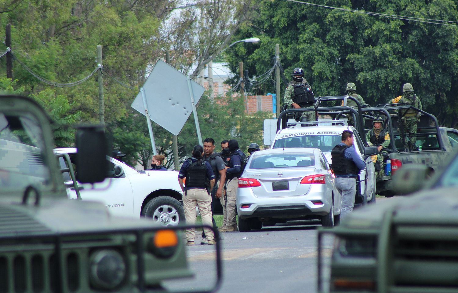 Unos retenes de la Guardia Nacional en Guanajuato tras la detención de El Marro.